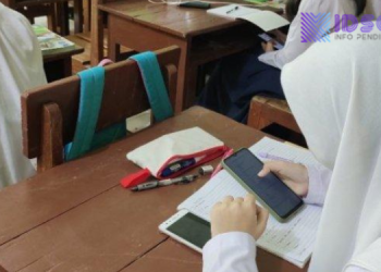 Pemprov DKI Jakarta Batasi Penggunaan HP Selama Jam Belajar di Sekolah