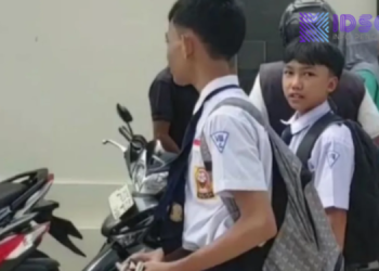 Kurang Meja Kursi, SMPN 3 Depok Bawa Sendiri dari Rumah