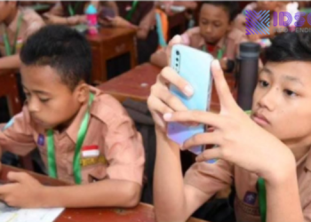 Handphone Disimpan, Aturan Smartphone di Sekolah Jakarta