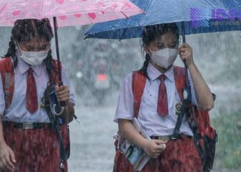 Tips Berangkat Sekolah Saat Hujan Deras