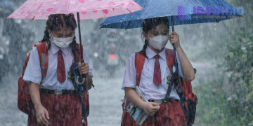 Tips Berangkat Sekolah Saat Hujan Deras