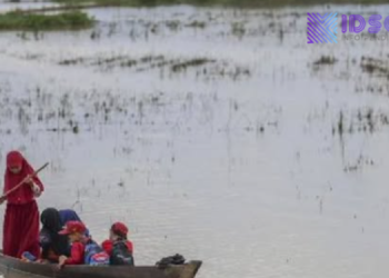Di Tengah Banjir, Siswa Kajejeng Makassar Tetap Berangkat Sekolah Naik Sampan