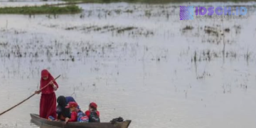 Di Tengah Banjir, Siswa Kajejeng Makassar Tetap Berangkat Sekolah Naik Sampan