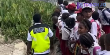 Viral di Medsos, Siswa SD di Sekitar Bandara Karubaga Harus Seberangi Landasan Pacu untuk Sekolah