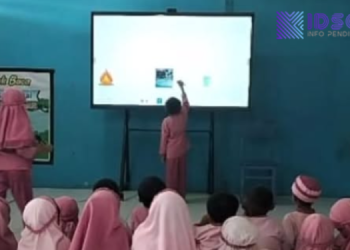 Interactive Flat Panel Ubah Wajah Pembelajaran PAUD/TK di Keerom dan Teluk Bintuni