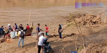 Guru Aceh Setiap Hari Menyebarang Sungai Pakai Boat Demi Mengajar