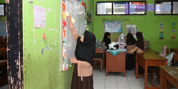 Wamendikdasmen Tinjau Jumat Bersih di Sukabumi, Dorong Sekolah Jadi Ruang Belajar Sehat dan Nyaman
