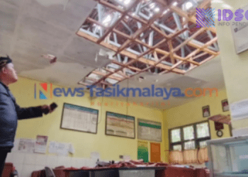 Pohon Raksasa Tumbang Timpa Ruang Guru SDN Margamulya Tasikmalaya