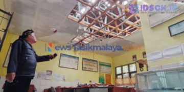 Pohon Raksasa Tumbang Timpa Ruang Guru SDN Margamulya Tasikmalaya