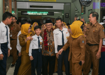 Mendikdasmen Apresiasi TKA di SMPN 1 Surabaya