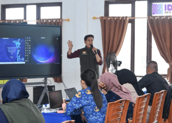 Kemendikdasmen Latih Guru Murung Raya Gunakan Papan Interaktif Digital