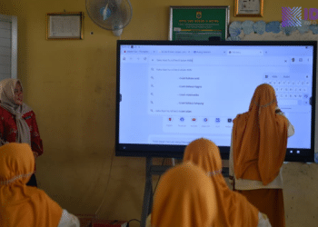 Bukan Sekadar TV, Papan Interaktif Digital Bikin Siswa Lebih Antusias Belajar