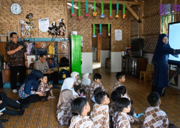 Kemendikdasmen Ingatkan Penggunaan Papan Digital di PAUD Harus Diimbangi Bermain dan Interaksi Langsung