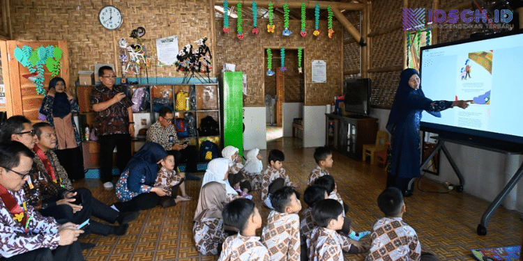 Kemendikdasmen Ingatkan Penggunaan Papan Digital di PAUD Harus Diimbangi Bermain dan Interaksi Langsung